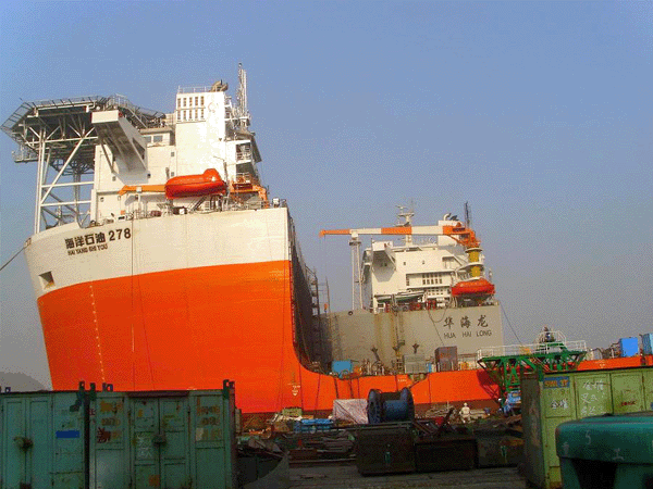 “华海龙”半潜船 整船涂装